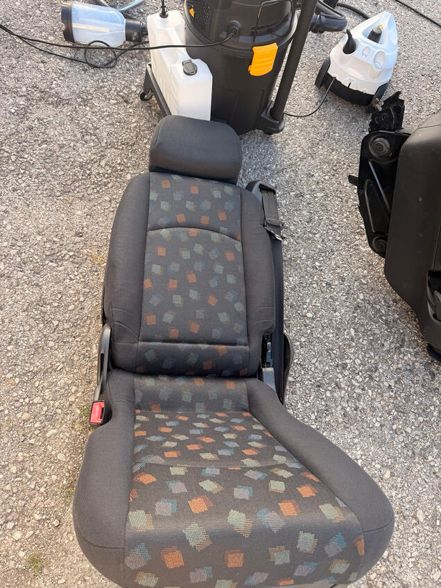 Untitled Stoffsitze während der professionellen Reinigung