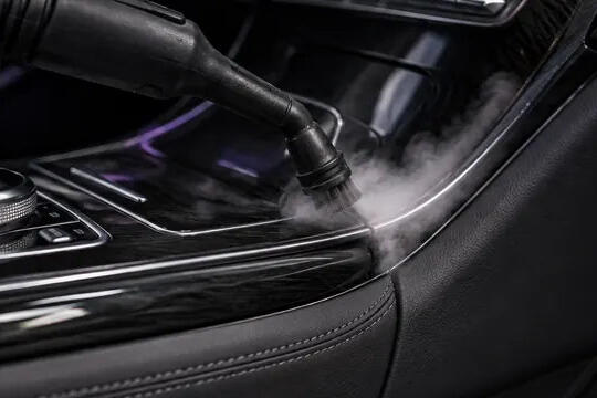 Dampfreinigung der Konsole und Details im Fahrzeuginnenraum
